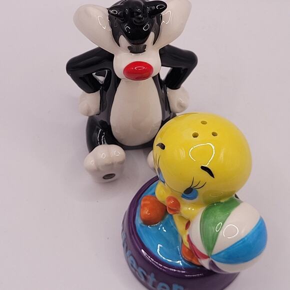 Looney Toons "Tweety in Sylvester's Bowl" Salt & Pepper Shakers Magnetic - Picture 3 of 5